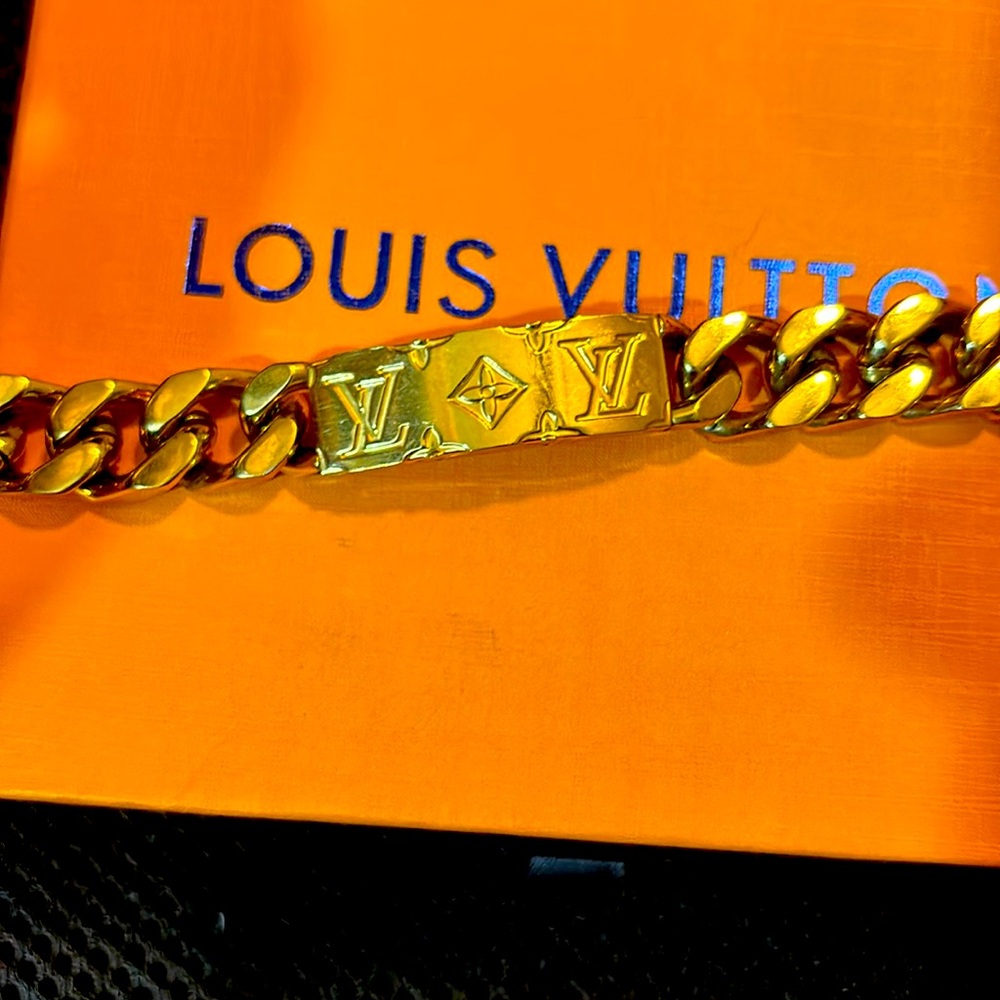 Louis Vuitton monogram bracelet m62486 authentic comes with lv duster bag